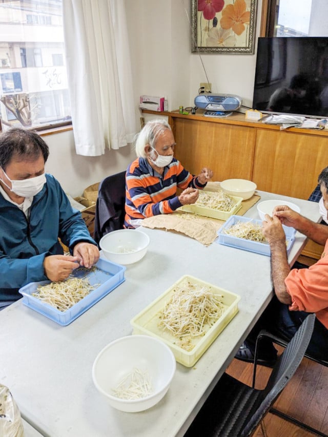 作業(もやしの根取り) 作業(もやしの根取り)